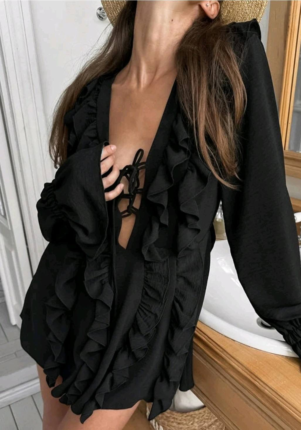 Vestido de folhos e decote sexy