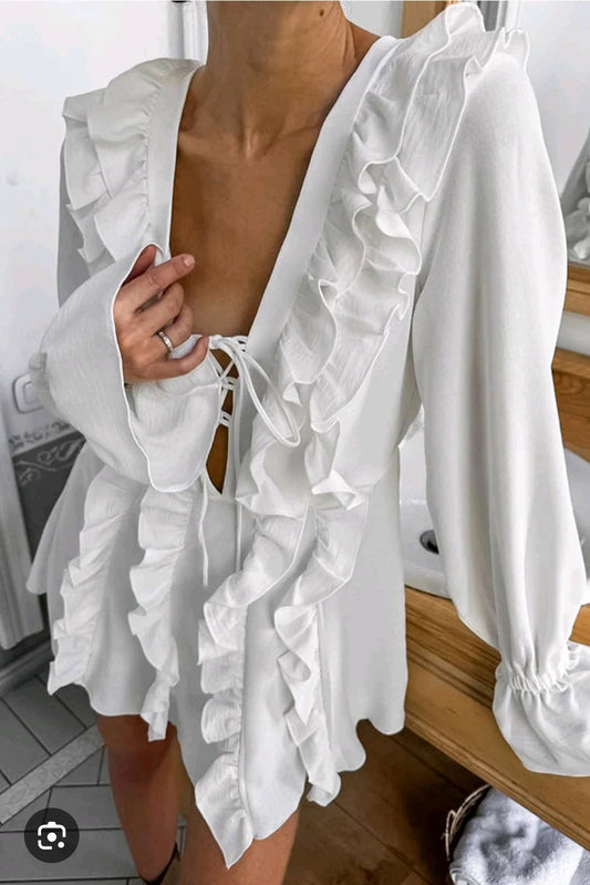 Vestido de folhos e decote sexy
